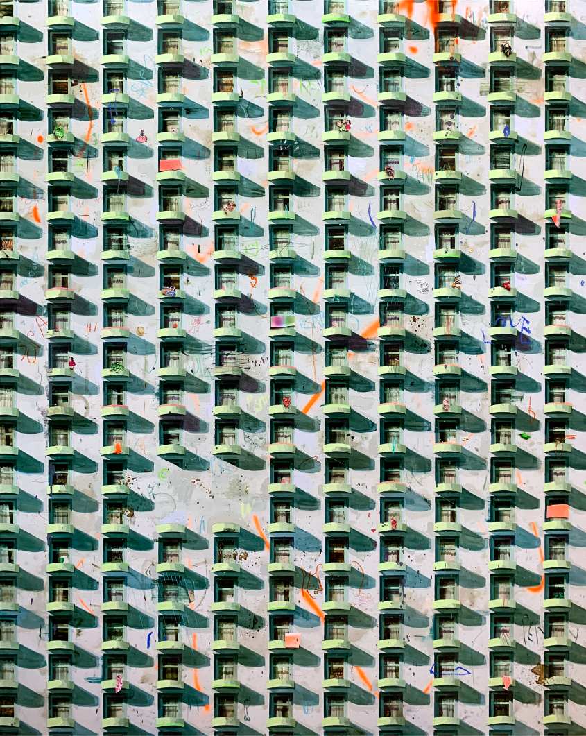 Detalle de una obra de pintura urbana en Madrid de Mayor Maestre, con superposición de pigmentos y texturas urbanas en gran formato.